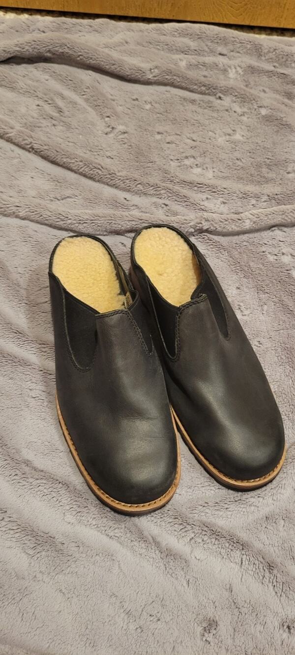 UGG Australia Isabella Sheepskin Lined Clogs Womens 8.5 Leather Black Mules Cozy